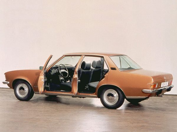 Opel Rekord D berline 4 portes L 1972-1977 vue AR - photo Opel