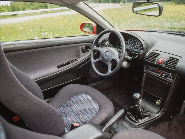 Mazda MX-3 V6 1.8 intérieur 1991-1998 - photo Mazda