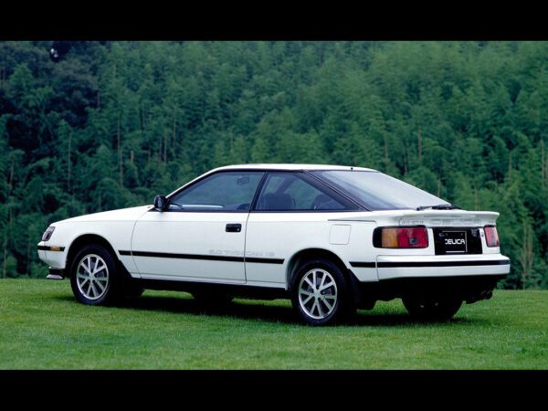 Toyota Celica GT-R (T160) Japon 1985-1987 vue AR - photo Toyota