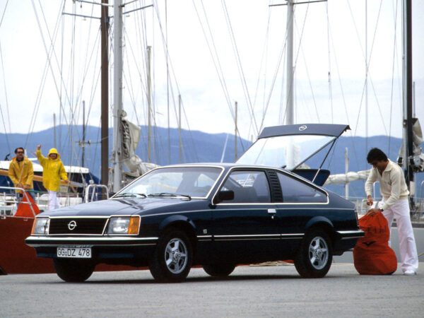 Opel Monza C avec pack S 1978-1982 vue AV avec hayon ouvert - photo Opel