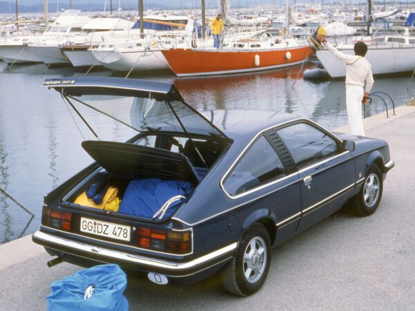 Opel Monza C avec pack S 1978-1982 vue AR avec hayon ouvert - photo Opel