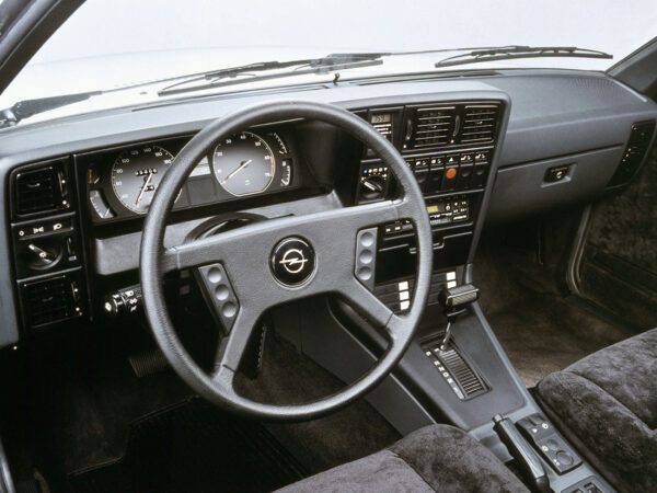 Opel Monza C 1982-1986 planche de bord avec BVA - photo Opel