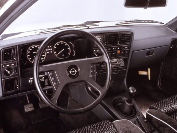 Opel Monza GSE 1983-1986 planche de bord avec BVM - photo Opel