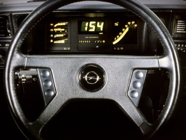 Opel Monza GSE 1984-1986 instrumentation numérique - photo Opel