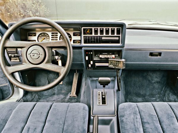 Opel Monza C 1978-1981 planche de bord avec BVA - photo Opel