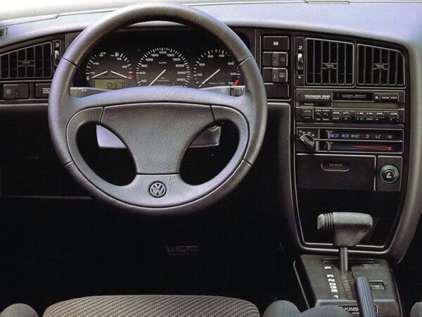 Volkswagen Corrado VR6 Automatique 1991-1995 planche de bord - photo Volkswagen