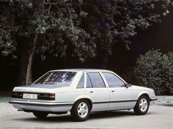 Opel Senator A1 1978-1982 vue AR d'une version 3.0 E avec finition C - photo Opel