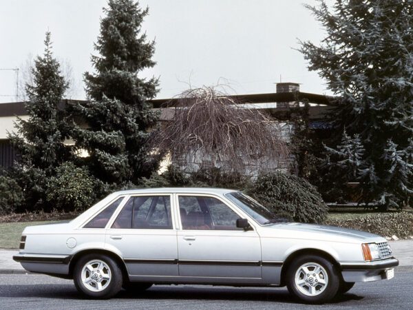 Opel Senator A1 avec finition C 1978-1982 profil - photo Opel