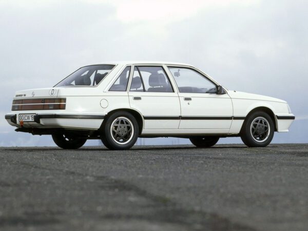Opel Senator A2 1982-1986 vue AR d'une version TD avec finition C - photo Opel