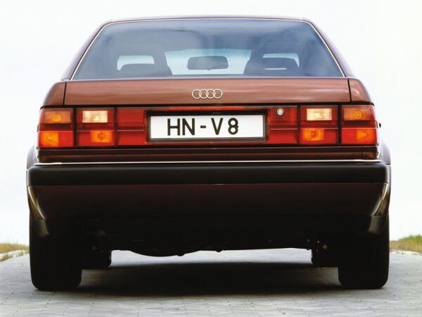 Audi V8 1988-1991 vue AR - photo Audi AG