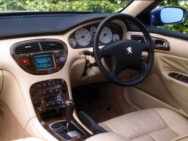 Peugeot 607 1999-2011 planche de bord conduite à droite - photo Peugeot UK