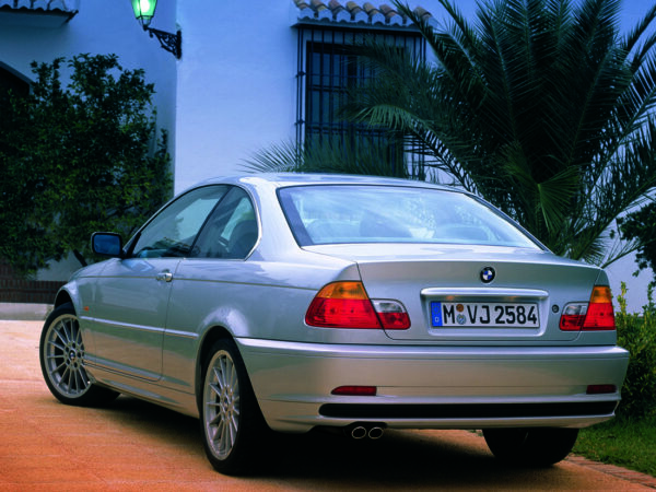 BMW Série 3 E46 coupé 1999-2003 vue AR, ici en version 328Ci - photo BMW