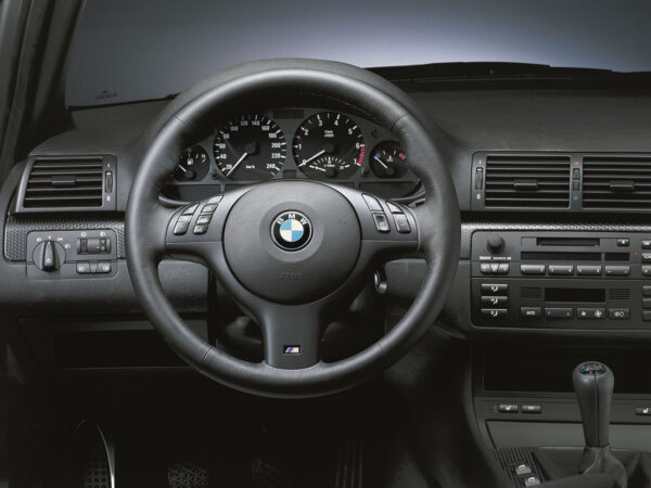 BMW Série 3 Compact E46 325ti avec Pack Sport M 2002-2004 planche de bord - photo BMW