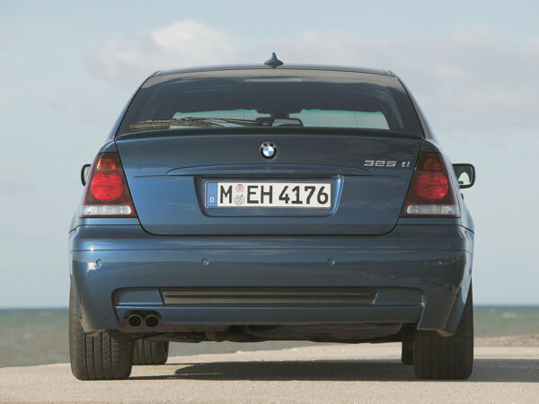 BMW Série 3 Compact E46 325ti avec Pack Sport M 2003-2004 vue AR - photo BMW