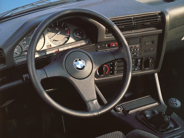 BMW Série 3 E30 1982-1985 planche de bord - photo BMW