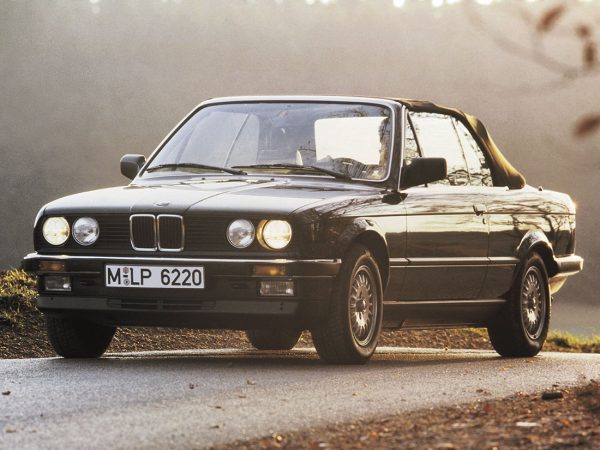 BMW Série 3 E30 325i cabriolet avec capote en place 1986-1990 vue AV - photo BMW