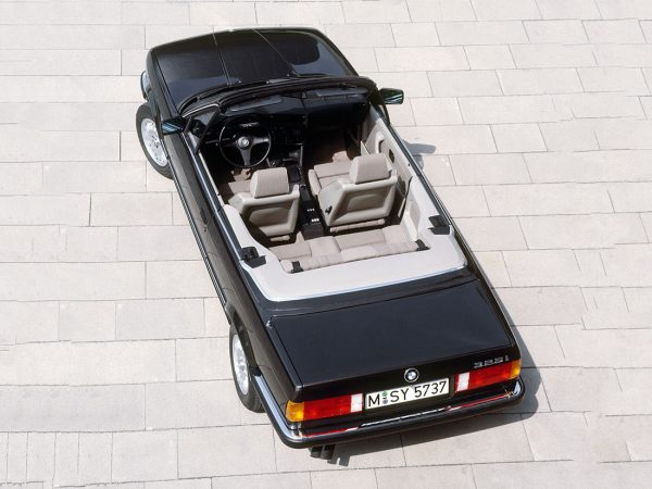 BMW Série 3 E30 325i cabriolet 1986-1990 intérieur et vue AR - photo BMW