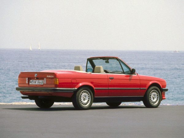 BMW Série 3 E30 320i cabriolet 1987-1990 vue AR - photo BMW