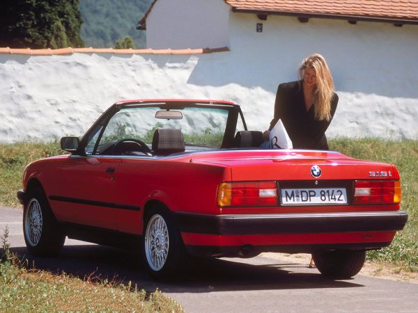 BMW Série 3 E30 318i cabriolet 1990-1993 vue AR - photo BMW