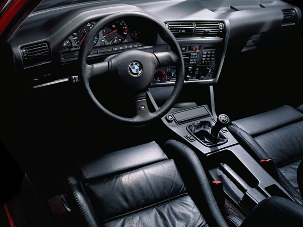 BMW M3 E30 1989-1990 planche de bord - photo BMW