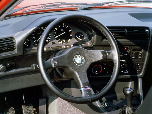 BMW Série 3 E30 318is 2 portes 1989-1990 planche de bord - photo BMW