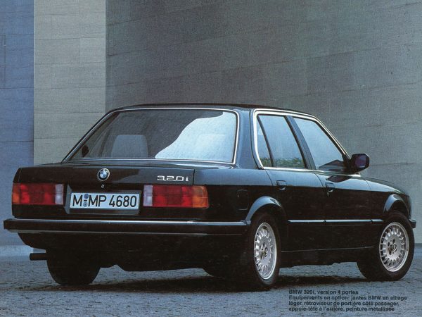 BMW Série 3 E30 320i 4 portes 1983-1987 vue AR - photo BMW
