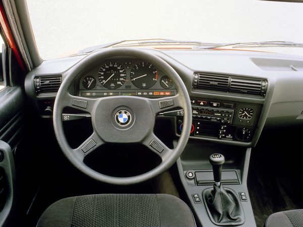 BMW Série 3 E30 324d 4 portes 1985-1987 planche de bord - photo BMW