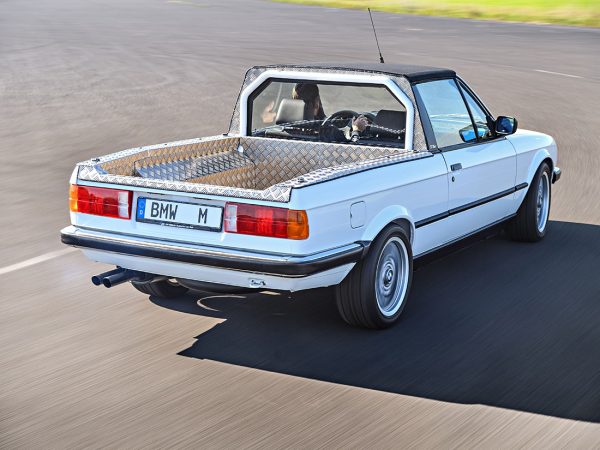 BMW Série 3 E30 M3 pick up vue AR - photo BMW