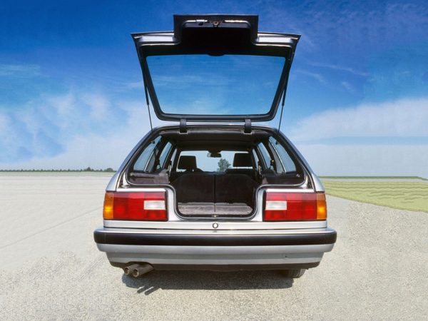 BMW Série 3 E30 Touring avec hayon arrière ouvert 1988-1994 - photo BMW