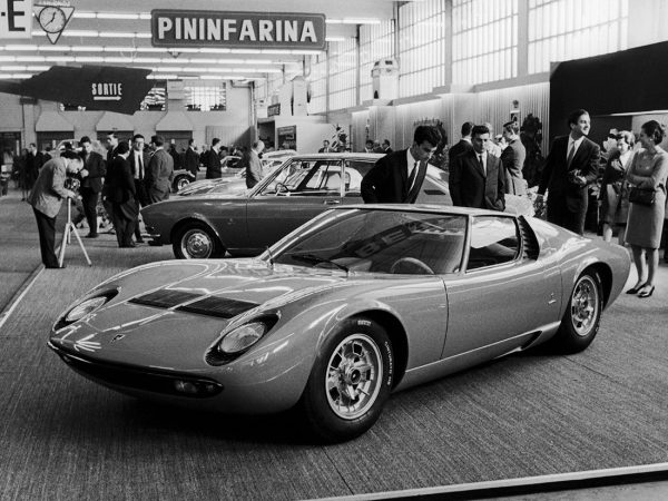 Lamborghini Miura - salon de Genève 1966 - prototype sur le stand Bertone - photo Lamborghini