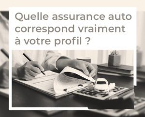 Question en français: Quelle assurance auto correspond vraiment à votre profil ?; personne écrivant à un bureau avec calculatrice et voiture-jouet sur le bureau, livres et plante en arrière-plan