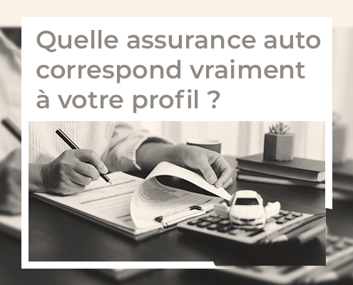 Question en français: Quelle assurance auto correspond vraiment à votre profil ?; personne écrivant à un bureau avec calculatrice et voiture-jouet sur le bureau, livres et plante en arrière-plan