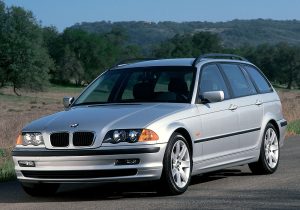 BMW Série 3 E46 Touring 1999-2001 vue AV, ici en version 323i US - photo BMW North America