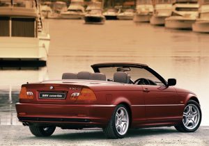 BMW Série 3 E46 cabriolet 2000 vue AR, ici en version 330Ci à conduite à droite - photo BMW Australia